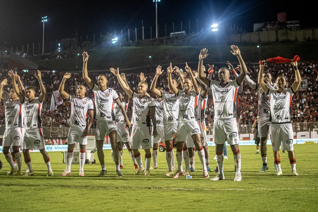 Jogadores do Vitória comemoram resultado positivo sobre o Juventude no Barradão