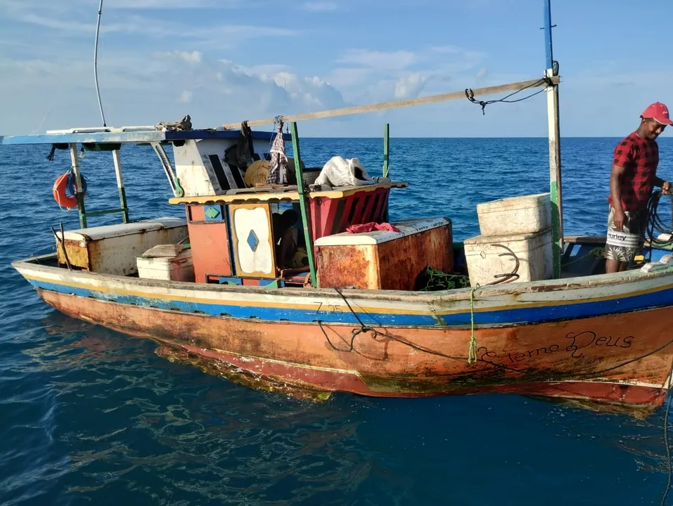 Embarcação foi resgatada nas proximidades do Arquipélago de Abrolhos