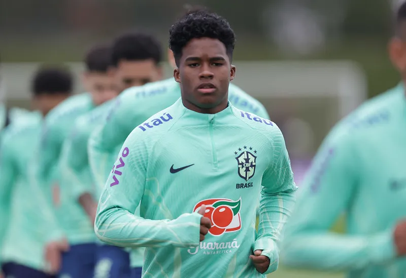 Endrick ganha oportunudade na equipe titular em treino realizado nesta segunda