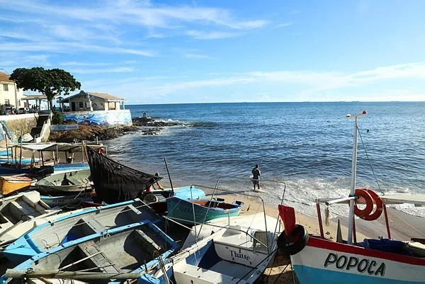 Imagem ilustrativa de uma praia em Salvador em um dia ensolarado