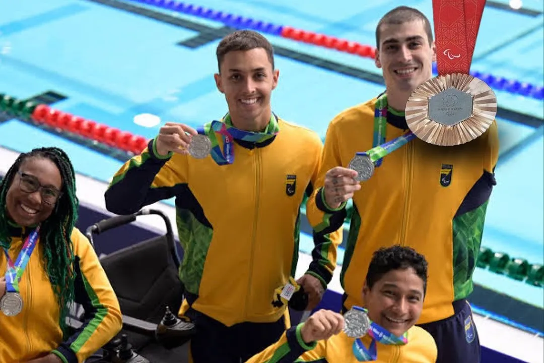 Lidia Cruz, Patricia Santos, Daniel Mendes e Talisson Glock posam com medalha de bronze