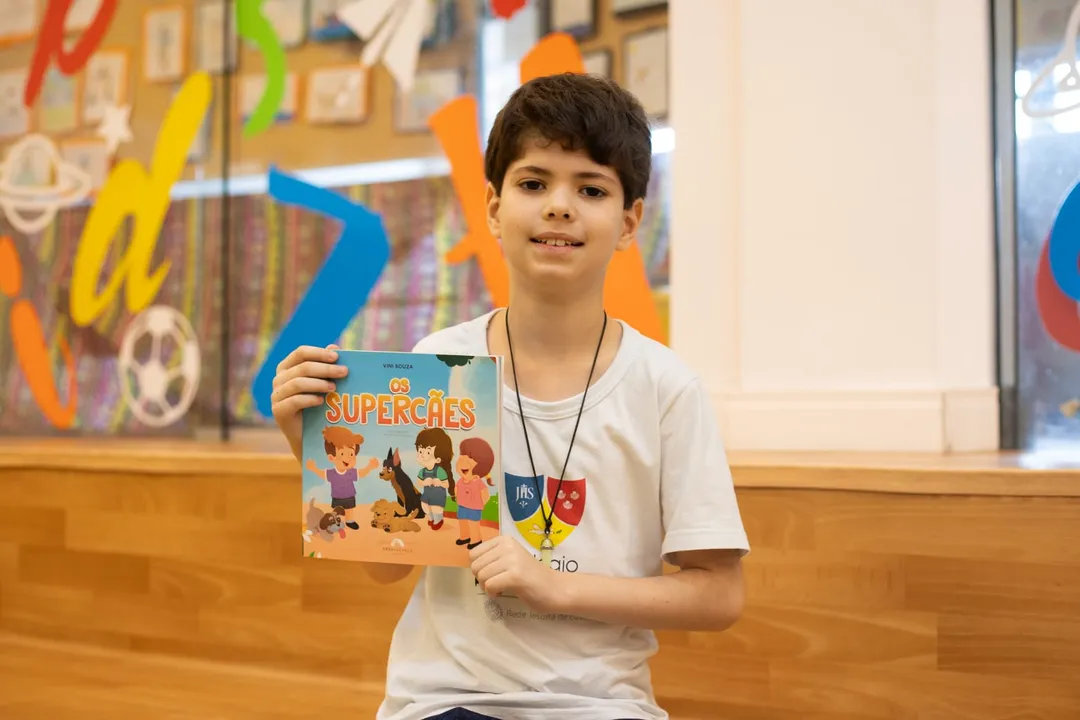 Vini Souza, 10 anos, exibe livro "Supercães"