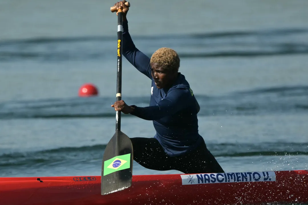 Valdenice durante eliminatórias da canoagem velocidade