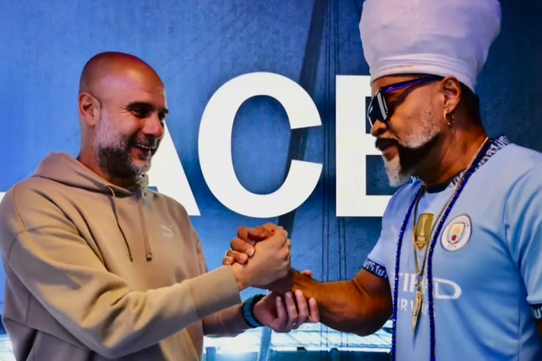 Pep Guardiola cumprimenta Carlinhos Brown