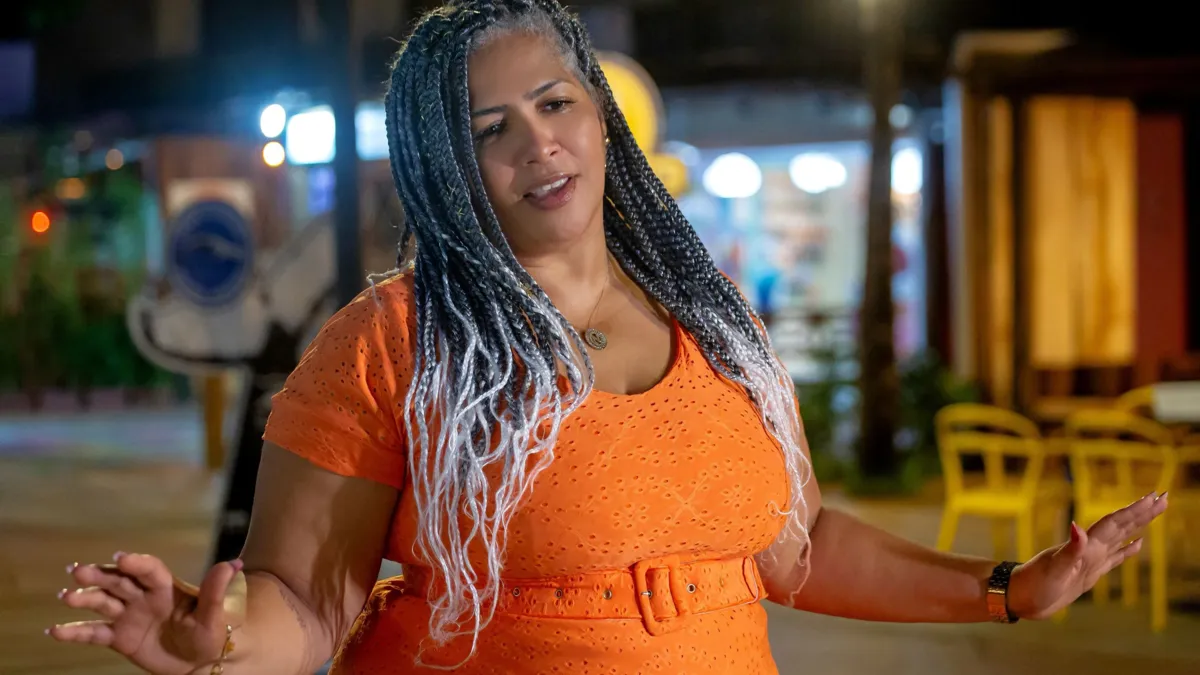 Nara Costa, de 48 anos, segue carreira musical no gospel