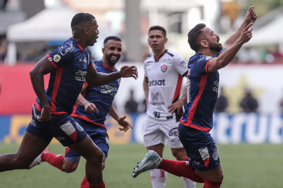 Everton Ribeiro comemora gol do Bahia sobre o Vitória