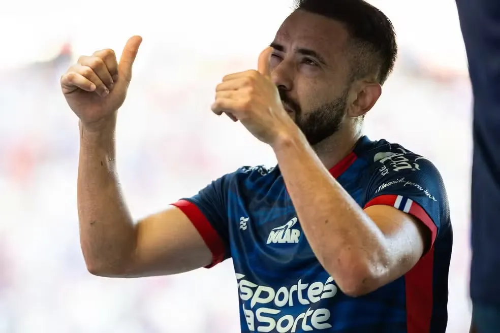 Everton Ribeiro ao ser substituído no Ba-Vi