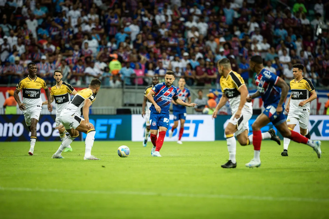 Everton Ribeiro em ação no triunfo diante do Criciúma na Arena Fonte Nova