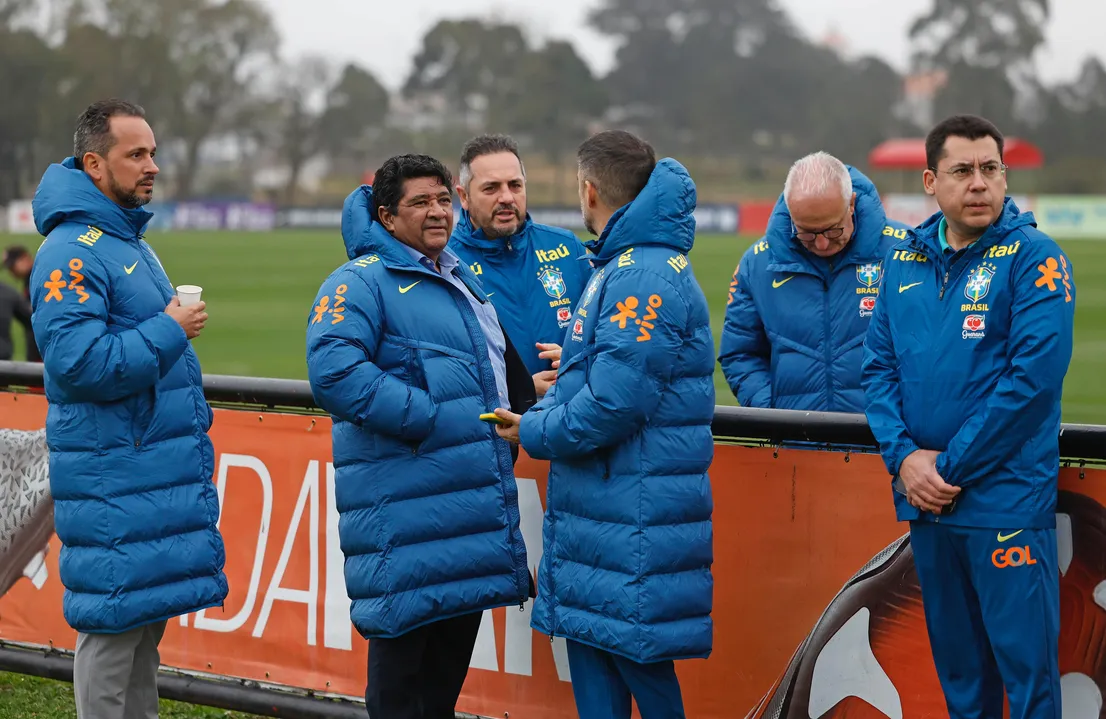 Presidente da FBF, Ricardo Lima (à esq.), ao lado de Ednaldo Rodrigues, presidente da CBF, e outros membros da entidade.