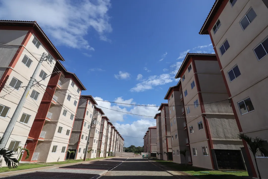 A edição conta com casas e apartamentos de 2/4 em condomínio fechado, suíte, piscina e varanda