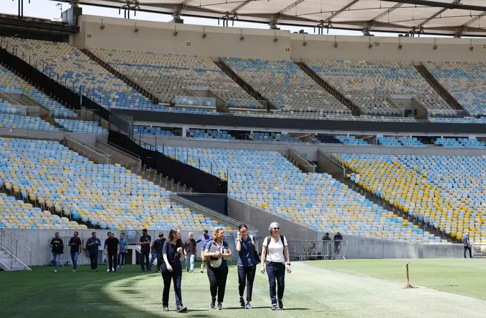 Profissionais da FIFA durante inspeção  no Maracanã