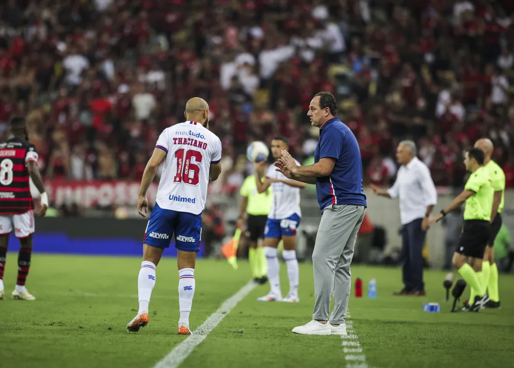 Rogério Ceni à beira do campo no duelo contra o Flamengo no Maracanã