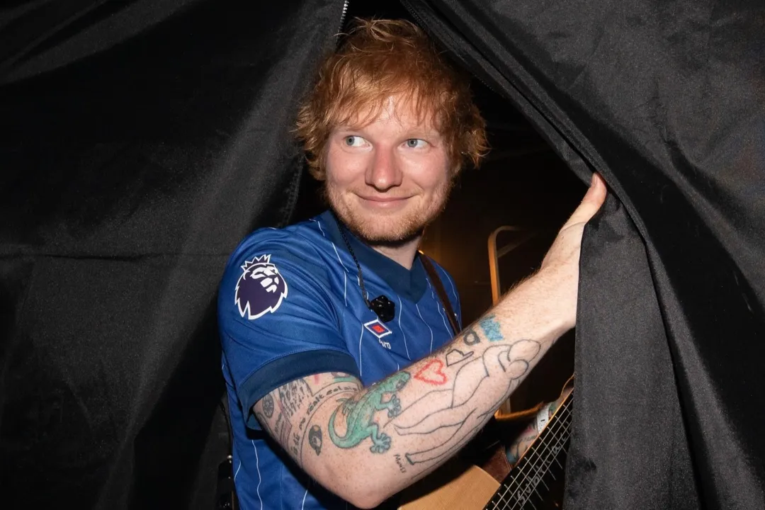 Ed Sheeran com a camisa do Ipswich Town