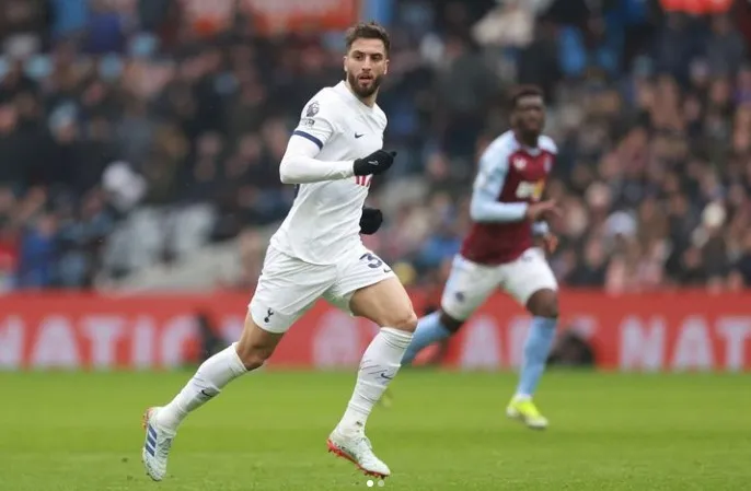 Rodrigo Bentancur em partida com o Tottenham