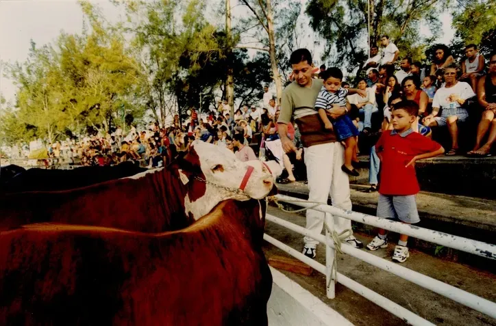 Foto ilustrativa de uma das primeiras edições da Fenagrinho, no Parque de Exposições