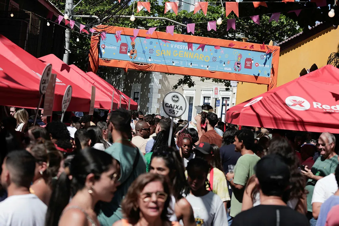 No entorno da Rua Professora Almerinda Dultra, público curte a festa com atrações artísticas e comida típica