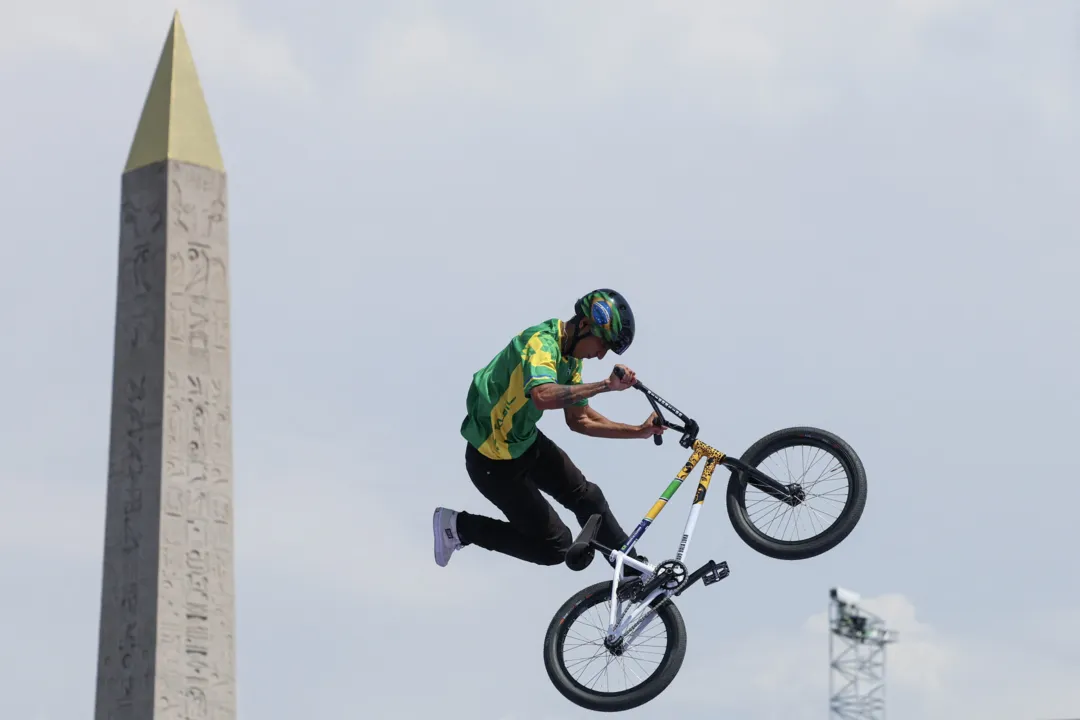 Gustavo durante volta na final do BMX