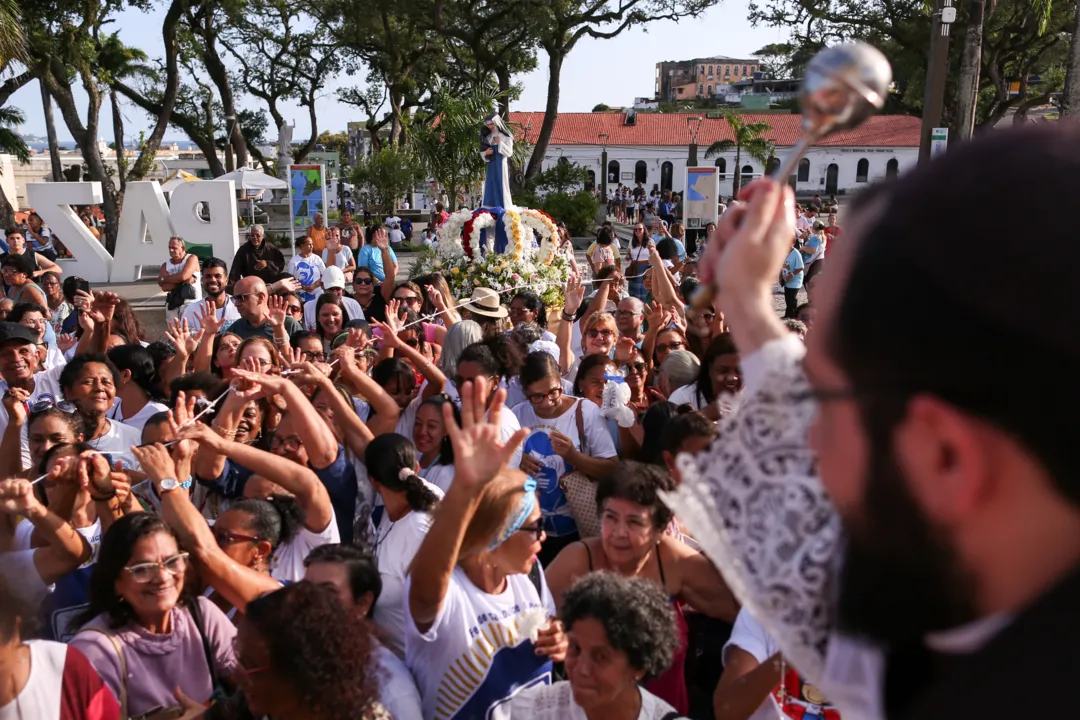 Largo da Igreja do Bonfim, em Salvador, foi tomado, ontem, por uma multidão de fiéis e admiradores da santa