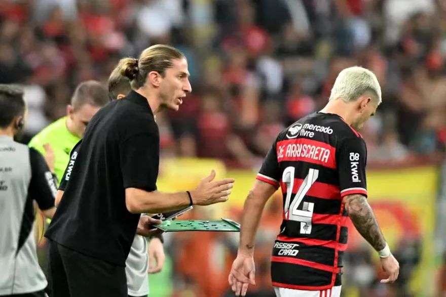 Filipe Luis orienta Arrascaeta em Flamengo x Corinthians