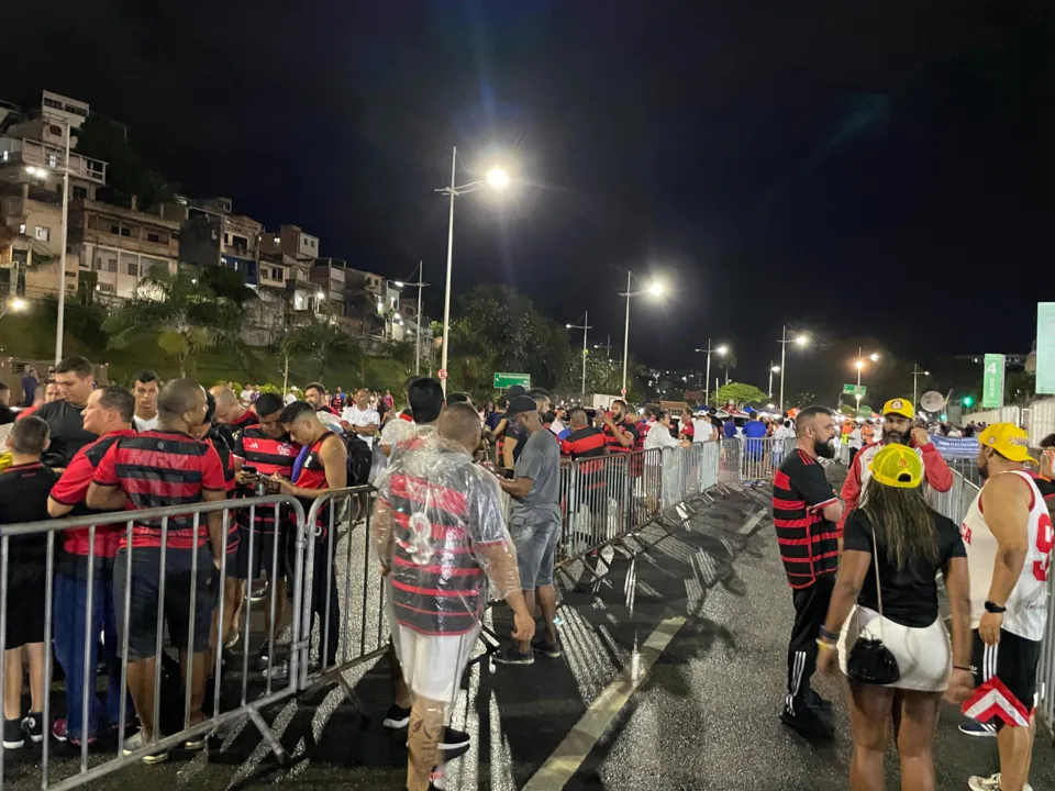 Movimento rubro-negro na área externa da Fonte Nova