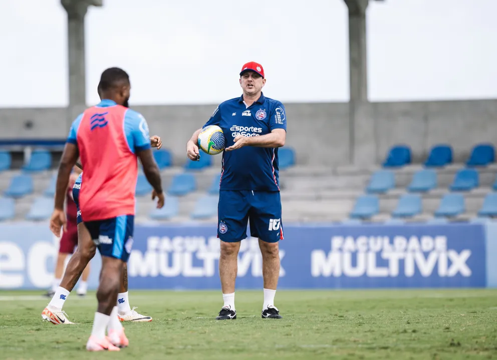 Rogério Ceni orienta o elenco do Bahia durante atividade no CT Evaristo de Macedo