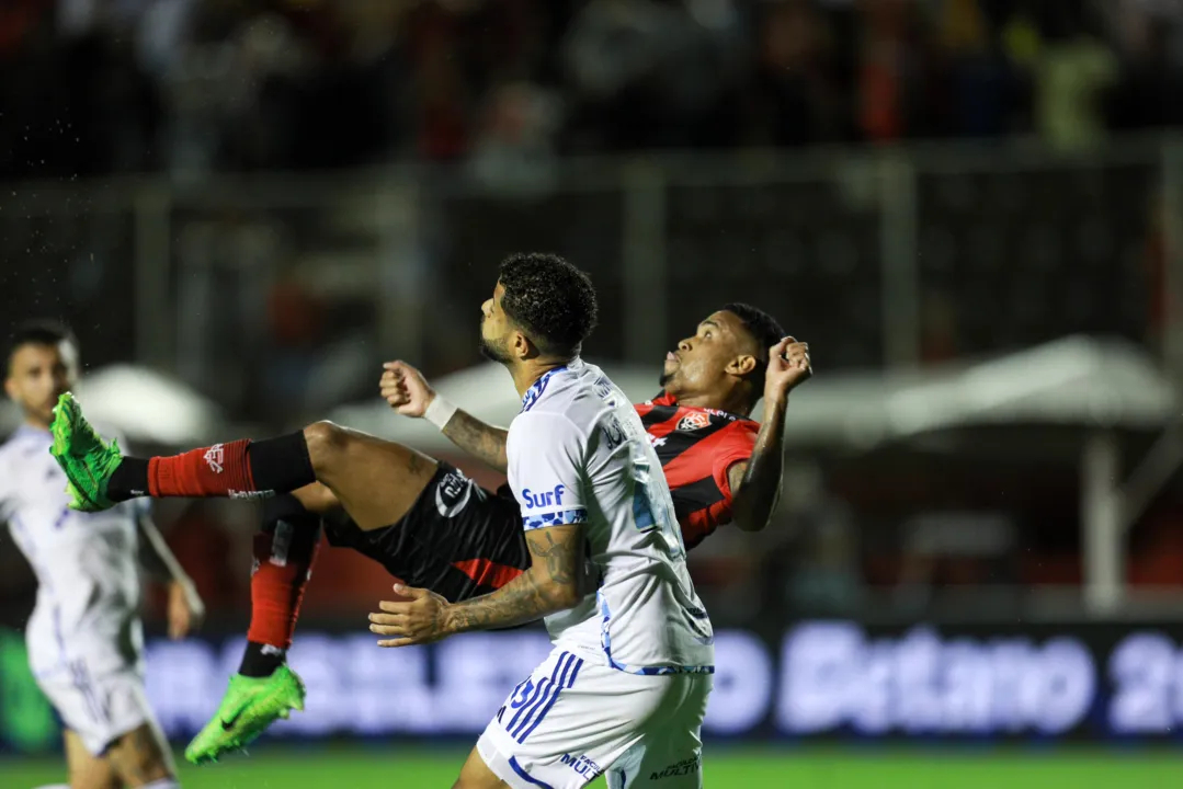 Alerrandro faz movimento de bicicleta em segundo gol do Vitória sobre o Cruzeiro