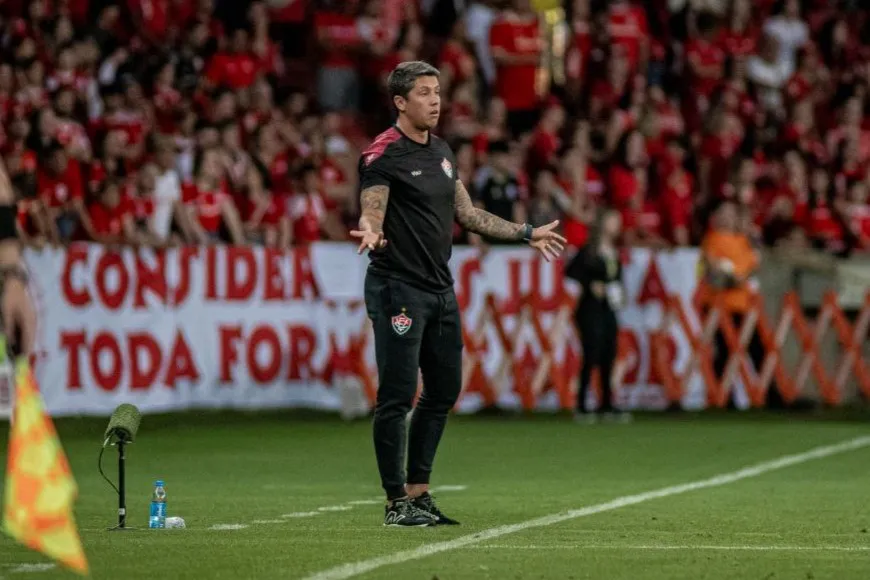 Thiago Carpini comandando a equipe à beira do gramado no Estádio Beira-Rio, em Porto Alegre