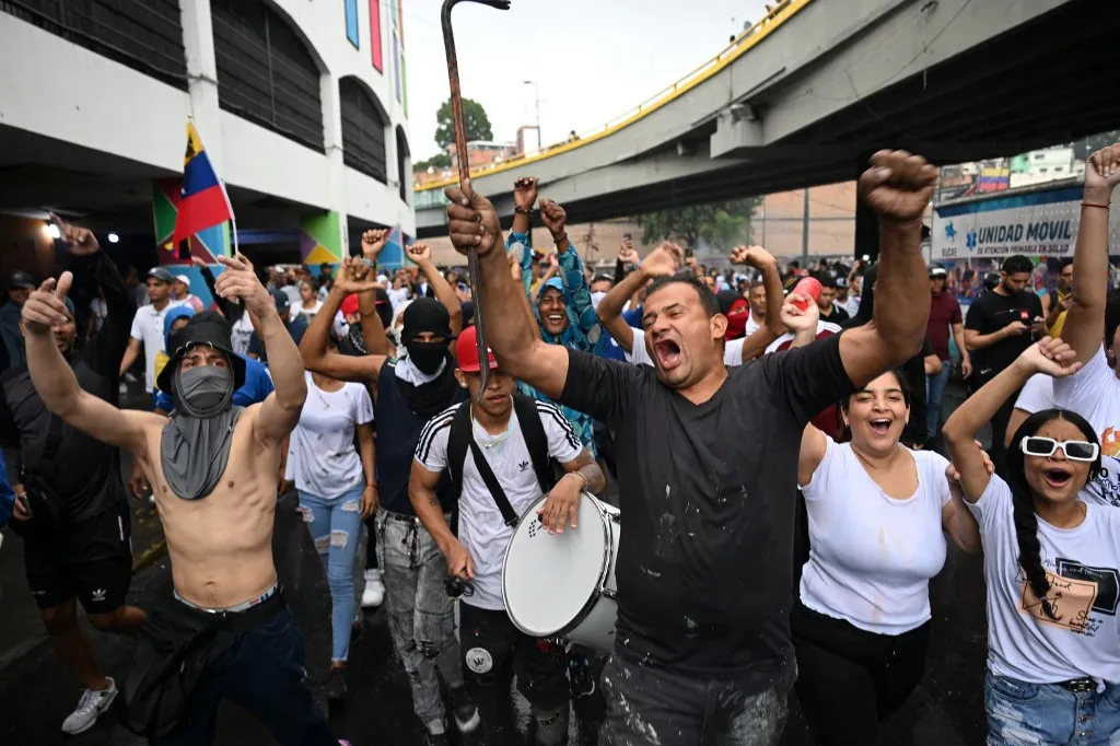 Imagem ilustrativa da imagem 'Fomos roubados': decepção e panelaço após resultado eleitoral na Venezuela