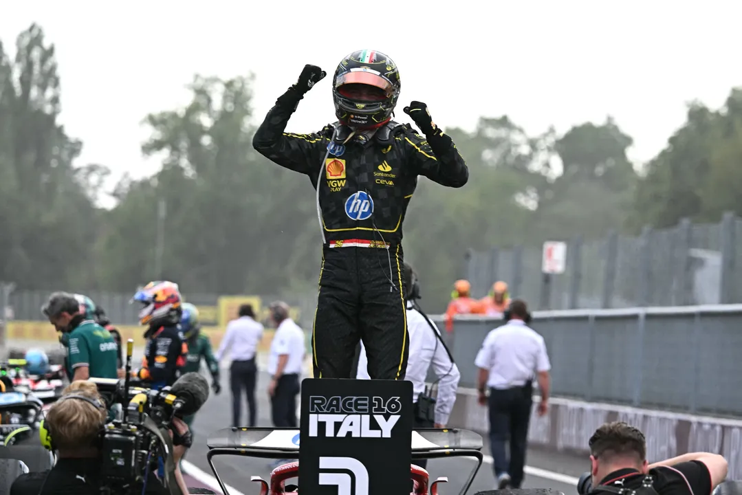 Charles Leclerc comemorando vitória