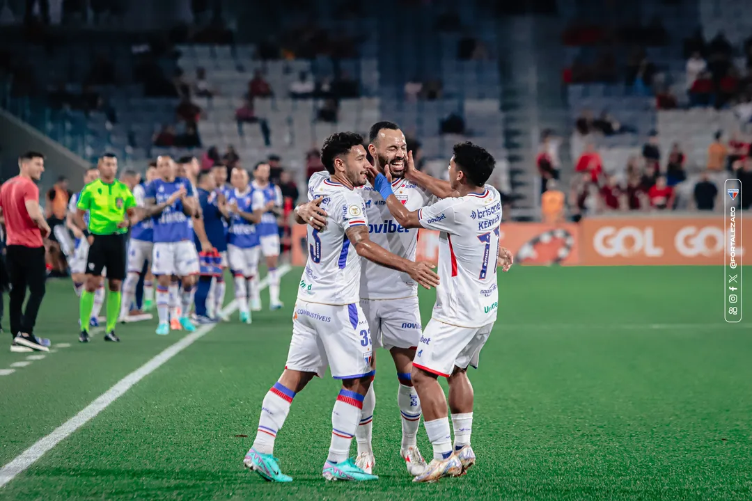 Jogadores do Fortaleza comemorando gol