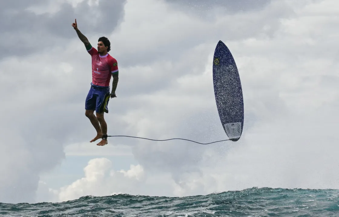 Gabriel Medina depois de executar uma manobra que o daria a maior nota do surfe olímpico