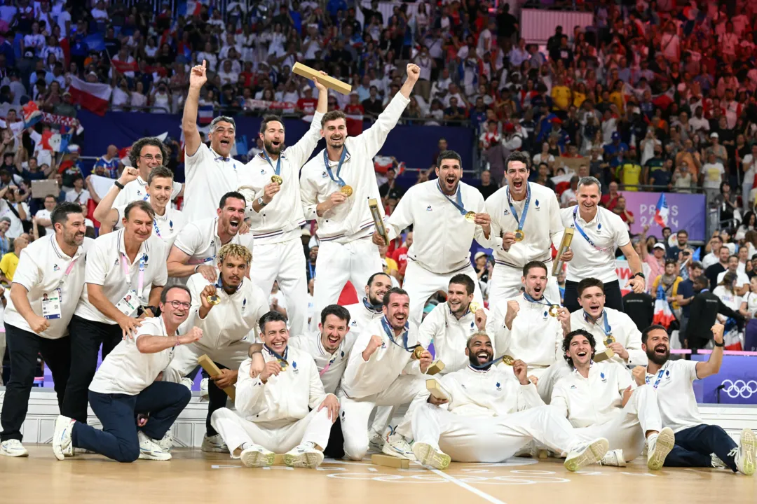 Jogadores da França comemorando a medalha de ouro