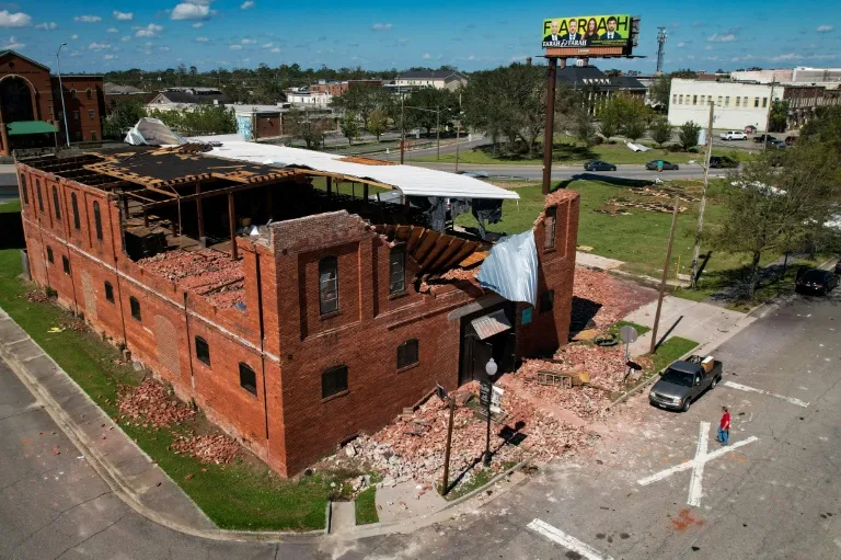 Em Valdosta, a tempestade arrancou telhados de prédios