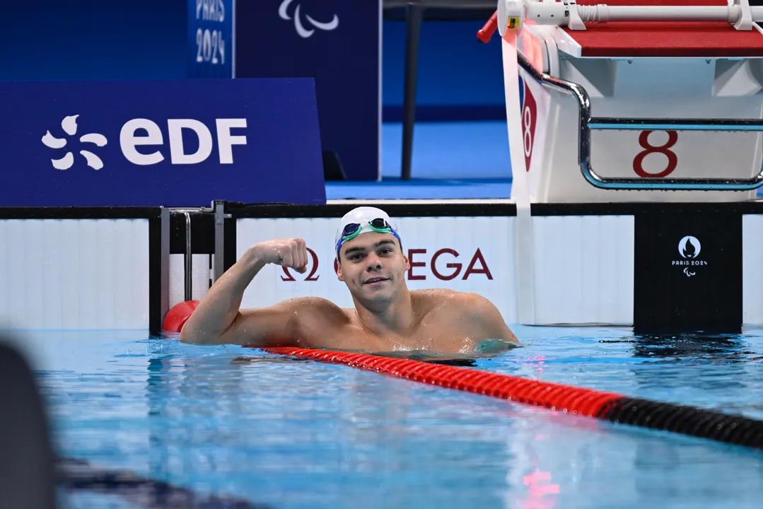 Gabriel comemorando medalha de prata