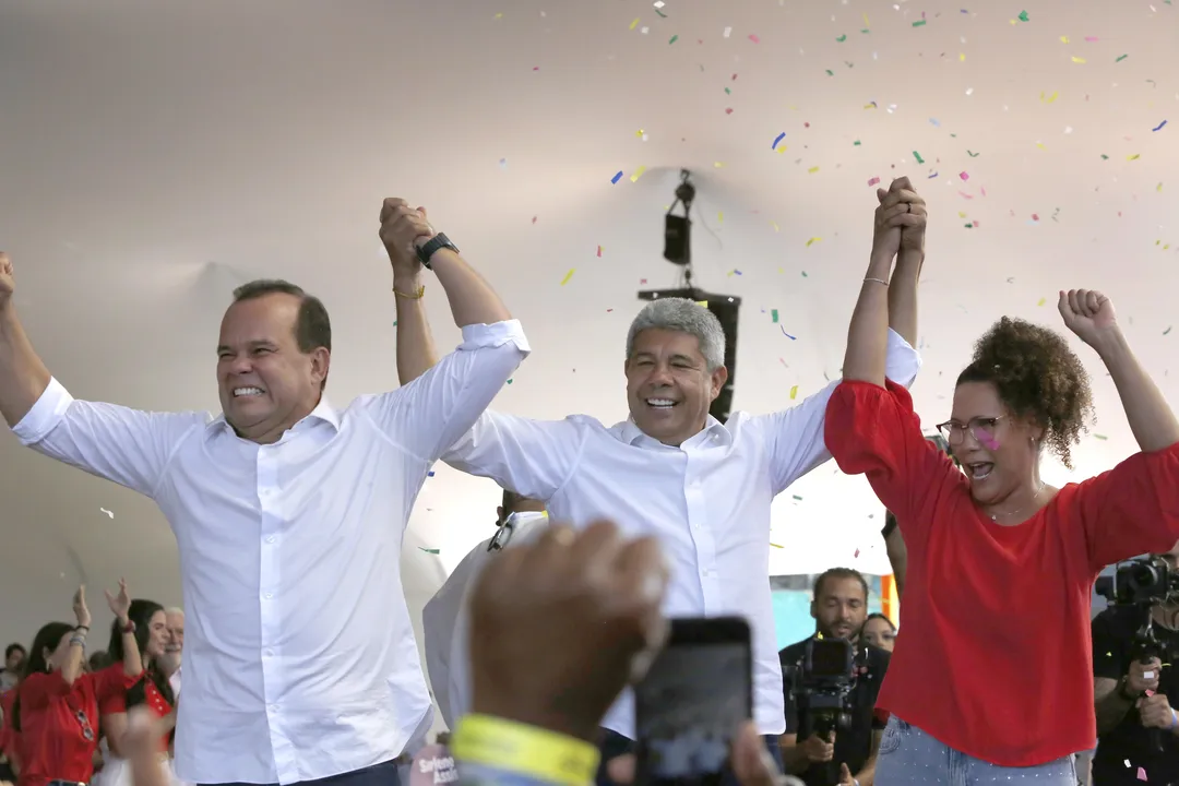 Geraldo Júnior, governador do estado, Jerônimo Rodrigues e a candidata a vice-prefeita, Fabya Reis