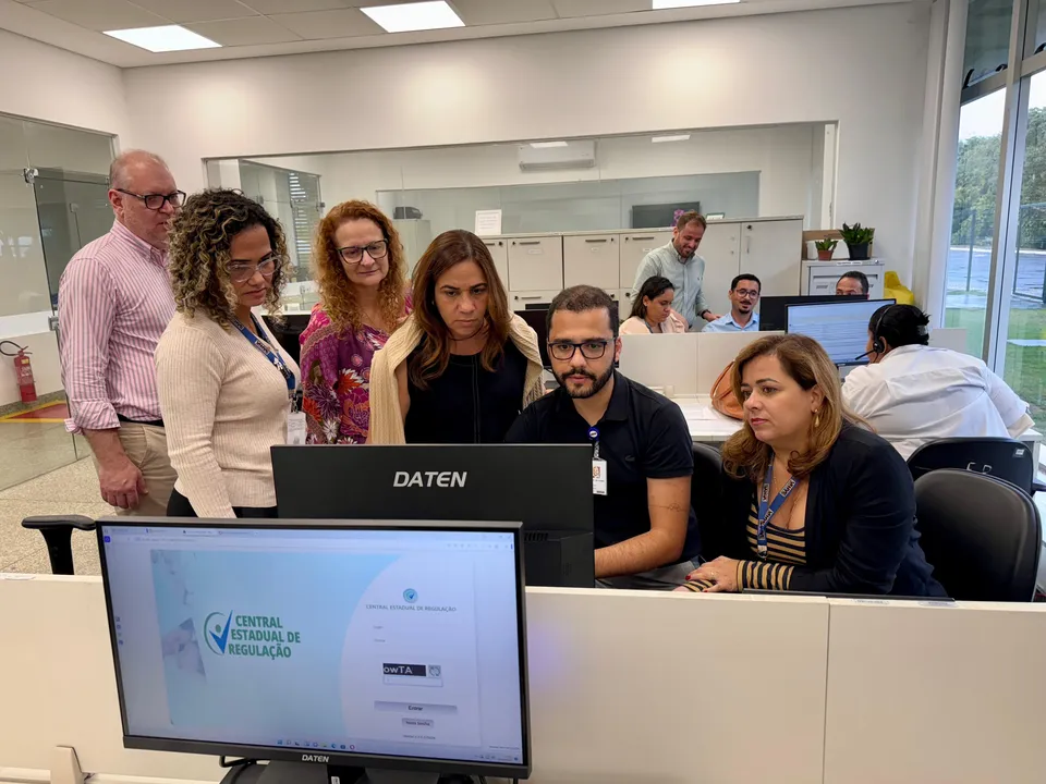 Secretária Roberta Santana acompanha trabalho de equipe da Central Estadual de Regulação