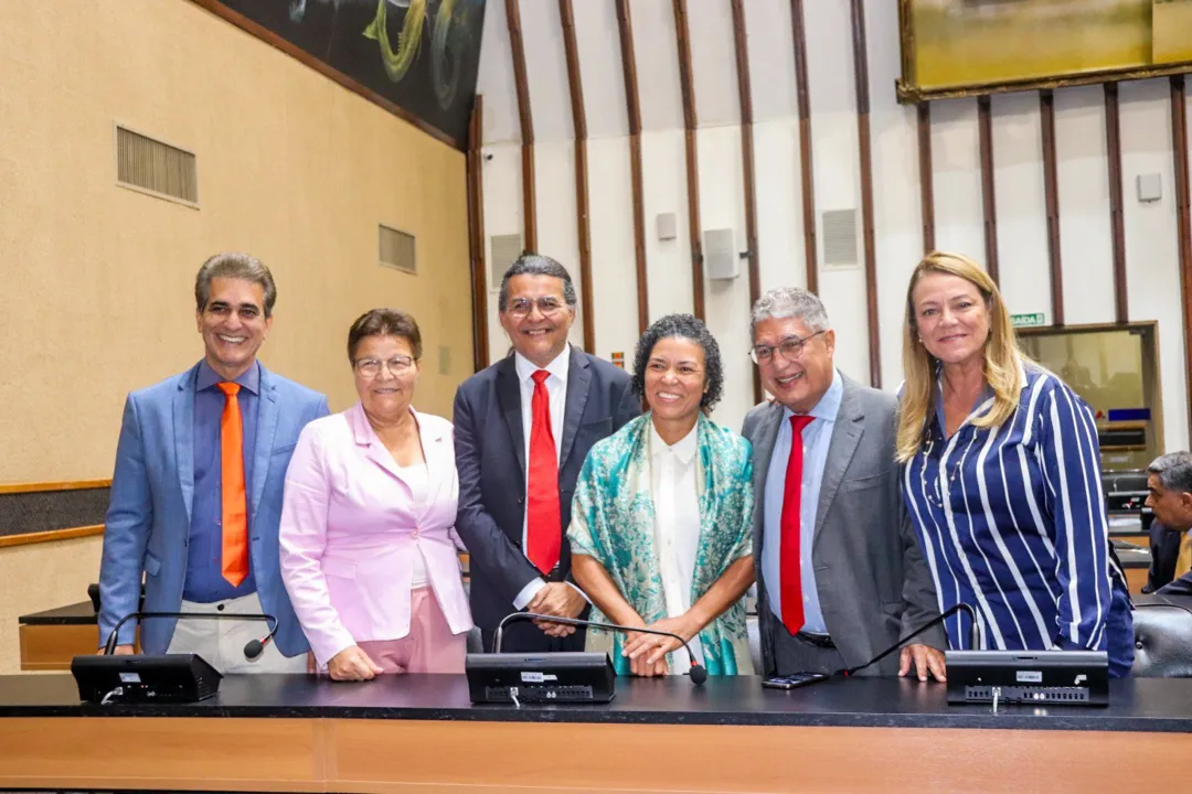 Radiovaldo e Lucinha aparecem ao centro da imagem, acompanhados de Robinson Almeida, Fátima Nunes, Rosemberg Pinto e Fabíola Mansur