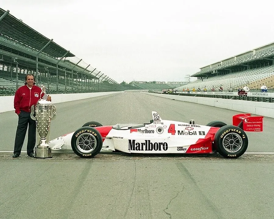 Emerson Fittipaldi com o carro da Penske, como qual foi campeão em 1989