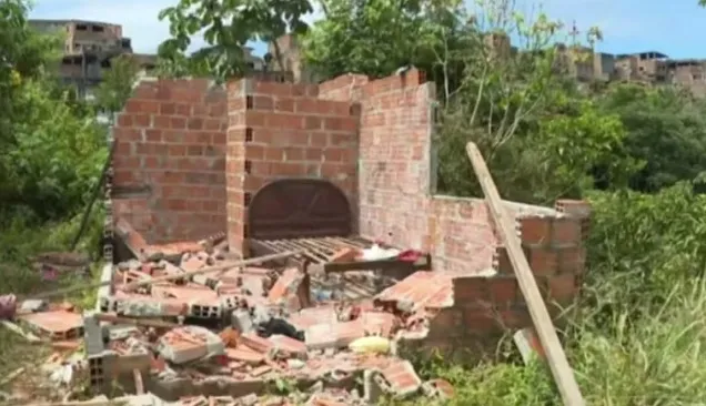 Imagem ilustrativa da imagem Homem é assassinado durante destruição de casas em suposta invasão