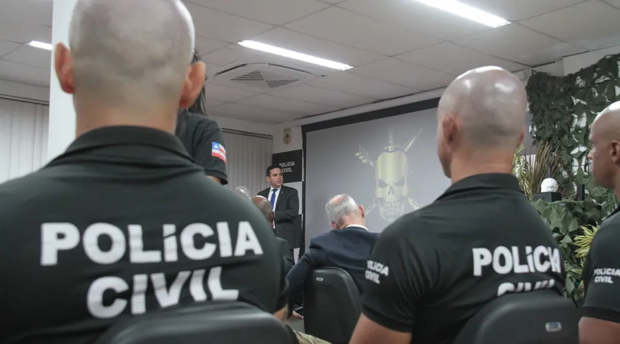 De acordo com a Polícia Civil, o corpo exalava um forte cheiro de gasolina