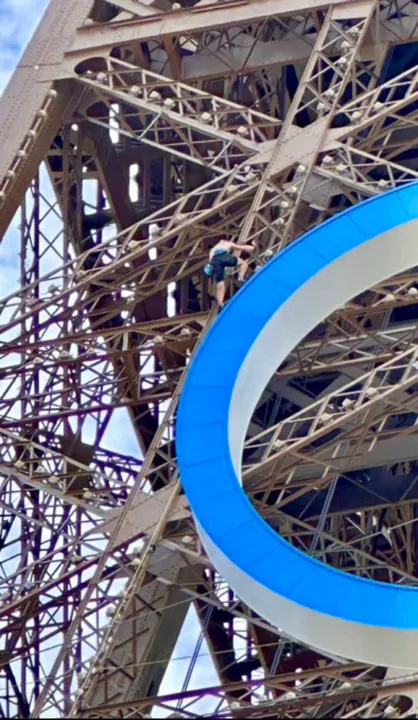 Imagem ilustrativa da imagem Homem é preso após escalar Torre Eiffel; Veja vídeo