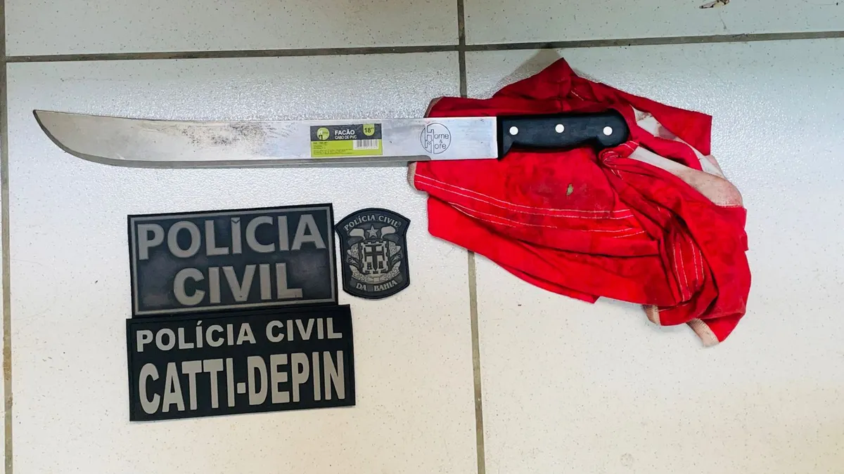 O suspeito foi encontrado pela polícia com o facão utilizado no crime