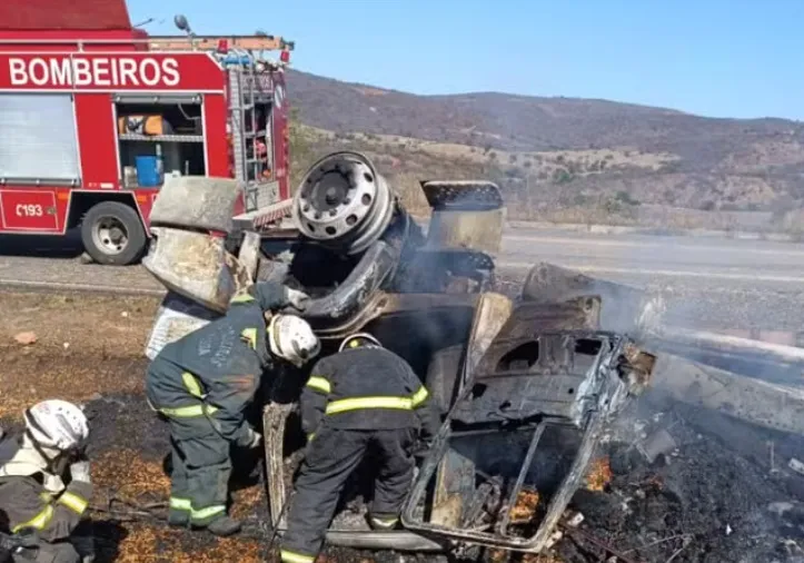 Imagem ilustrativa da imagem Homem morre após caminhão carregado de milho tombar na Bahia