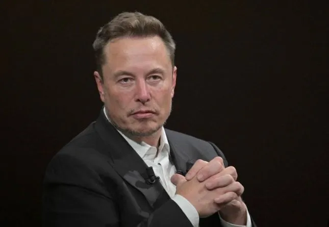 Idosa acreditava que Elon Musk era dono da Apple