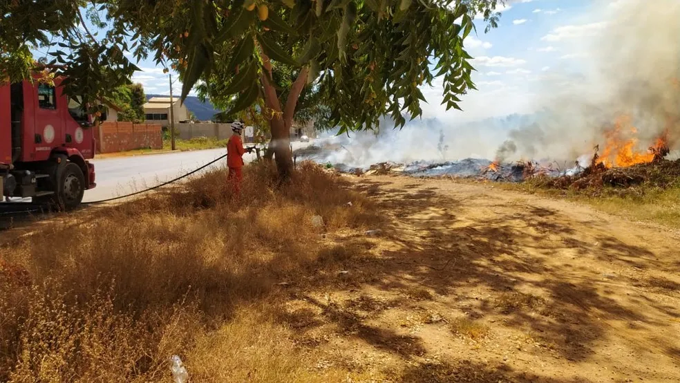 Bombeiros em combate a um incêndio em Barreiras