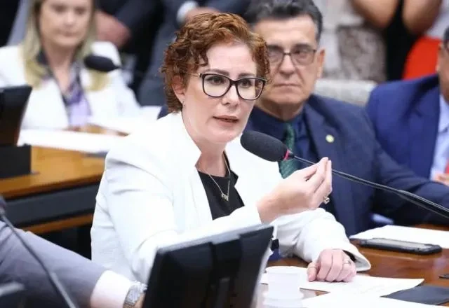 Carla Zambelli foi internada no dia em que dveeria comparecer a audiência no STF