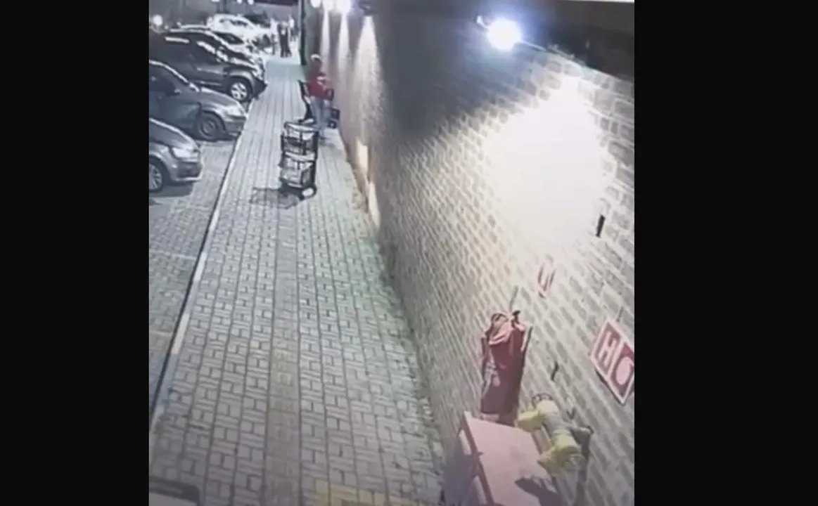 Imagem ilustrativa da imagem Vídeo contesta versão de homem que invadiu supermercado com carro