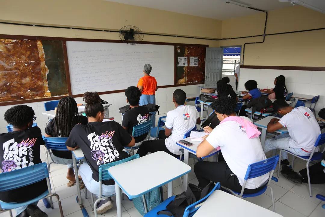 De acordo com os dados do relatório, no Brasil, todas as crianças e adolescentes de 4 a 17 anos devem estar matriculados na escola