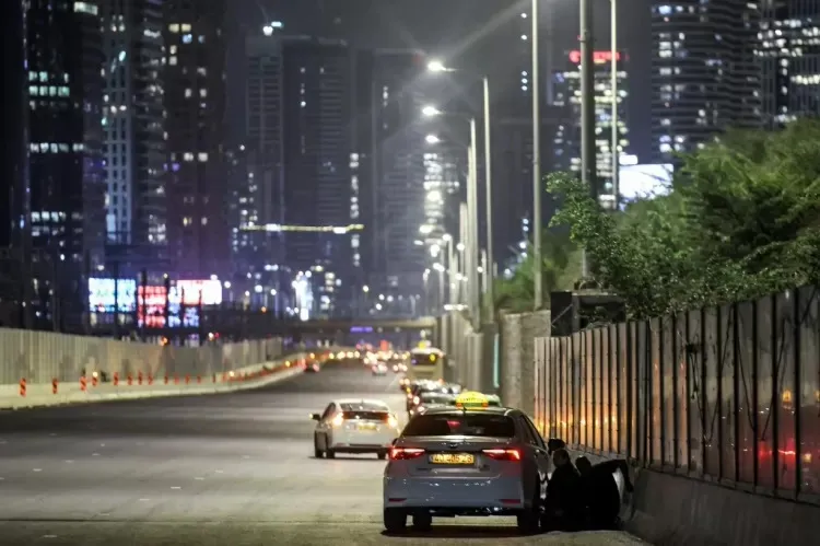 Pessoa se esconde atrás de carro enquanto Tel Aviv é atacada