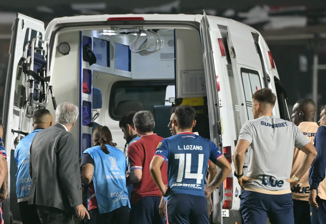 Zagueiro se sentiu mal no segundo tempo da partida contra o São Paulo